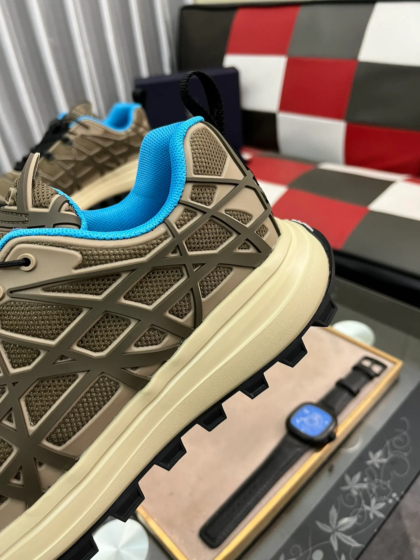Ex-factory price 520⌚️⌚️B31 RUNNER sports shoes highlight the fashionable silhouette and are decorated with curved cannage pattern. They reinterpret the classic pattern in a structural style and enrich the Dior 2023 summer men's wear series. Meticulously crafted using the advanced craftsmanship of hiking shoes, it blends outdoor culture with Dior heritage. Code number 38-445⃣️Color optional